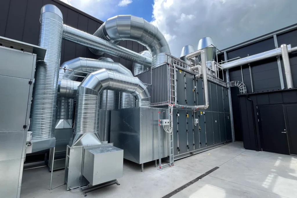 Ventilationsanlæg med rørføring og luftbehandlingsaggregat ved Hydraflex fabrik, Viborg