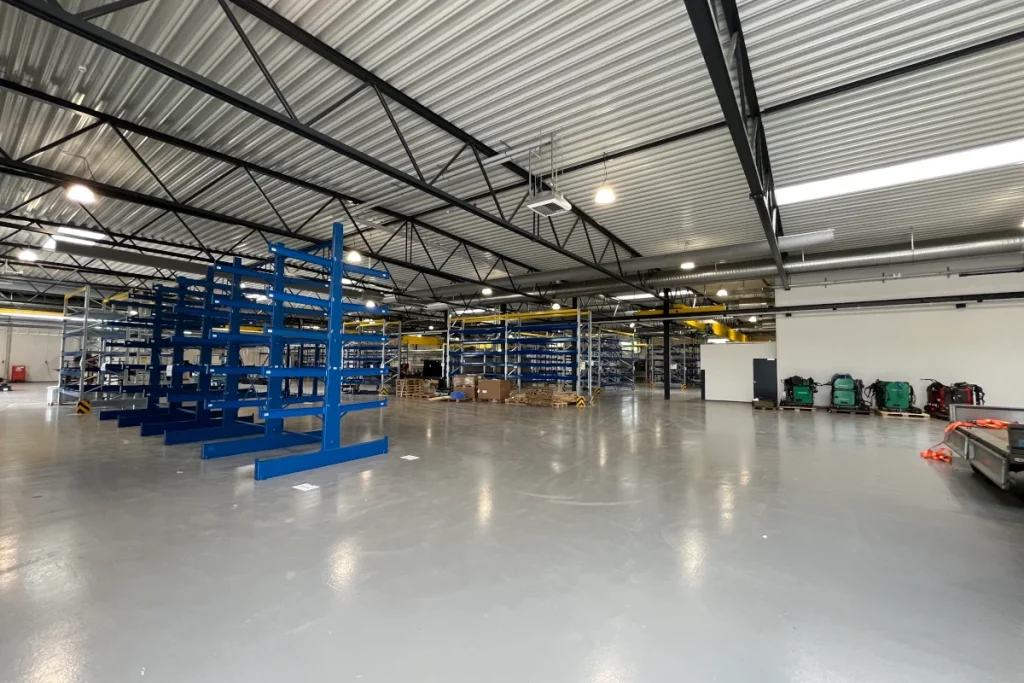 Indvendig oversigt over Hydraflex produktionshal med ventilationsinstallation udført af Ulbjerg VVS