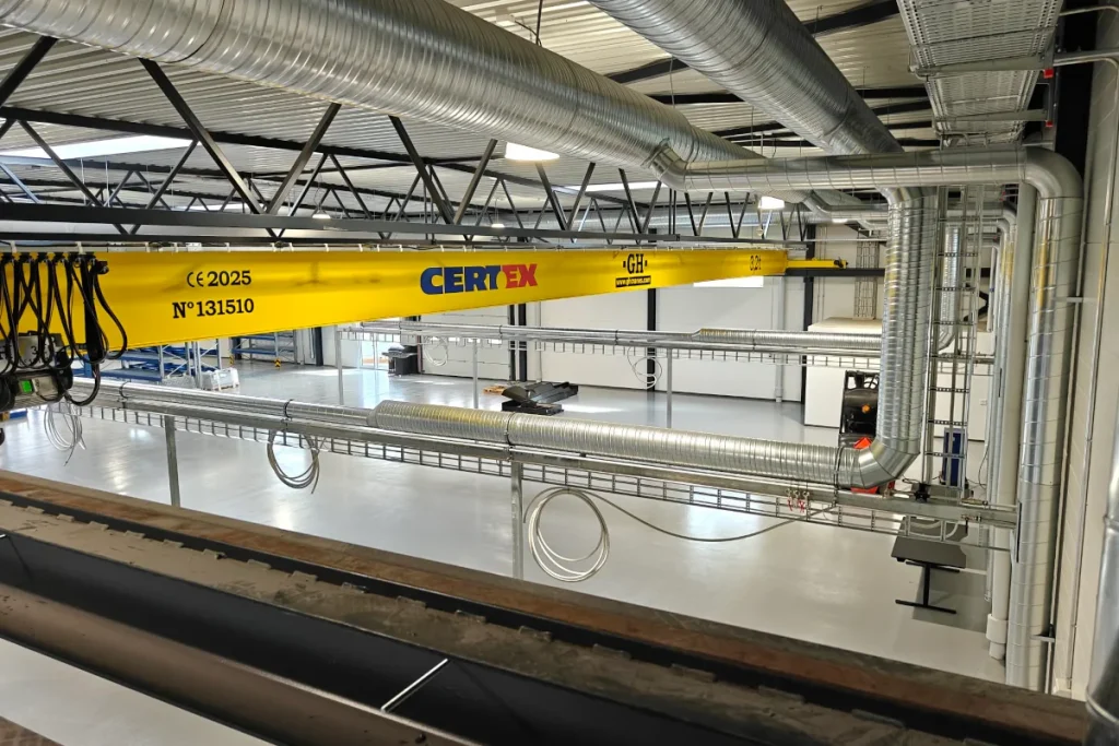 Oversigt over Hydraflex produktionshal med ventilationsinstallation og løbekran, Viborg